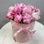 15 розовых пионов в коробке