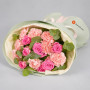 Букет из розовых роз и диантусов — вид 2