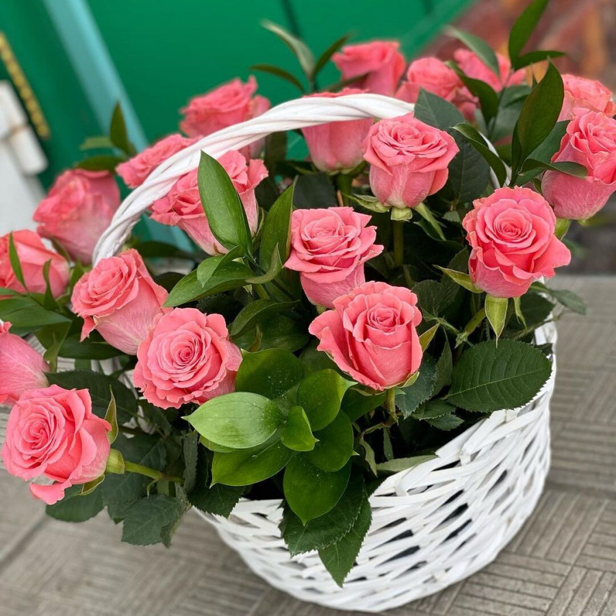 Композиция из 21 розовой розы в белой корзине - фото 2