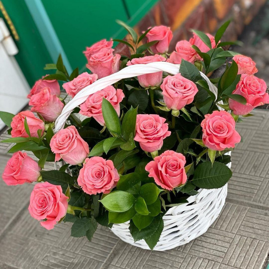 Композиция из 21 розовой розы в белой корзине - фото 3