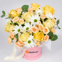 Композиция из роз и хризантем в коробке «Ваниль»
