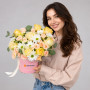 Композиция из роз и хризантем в коробке «Ваниль» — вид 2